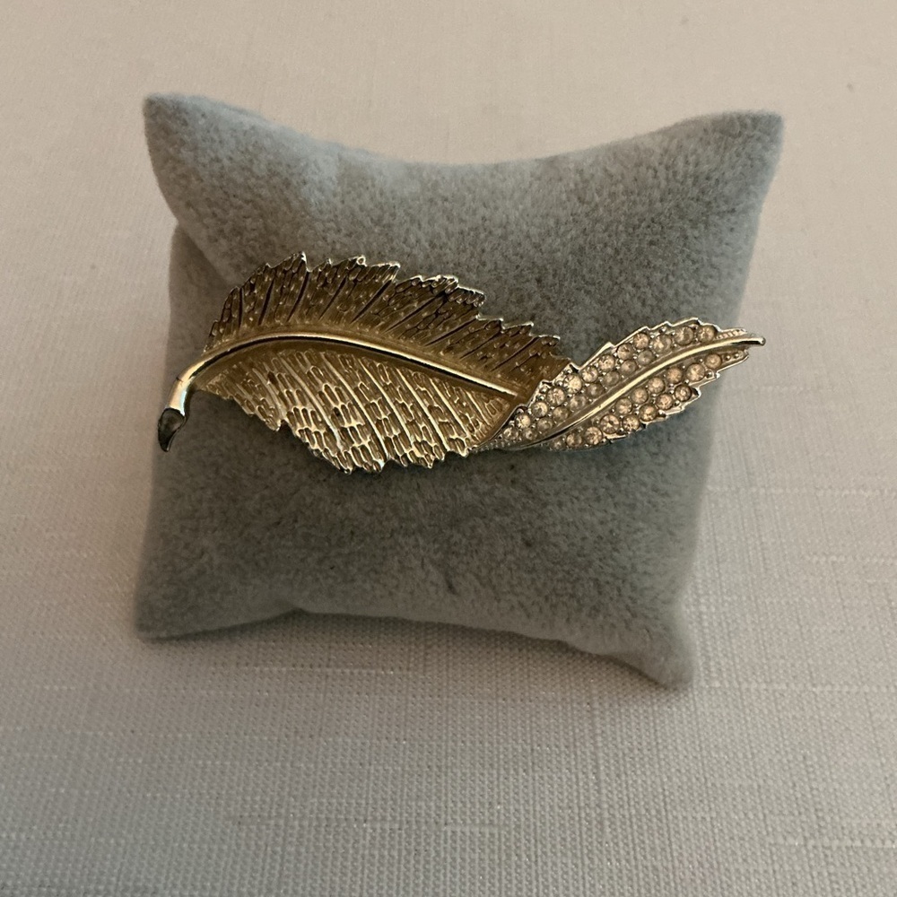 Sarah Coventry Vintage Twisted Leaf Rhinestone Gold Tone Brooch